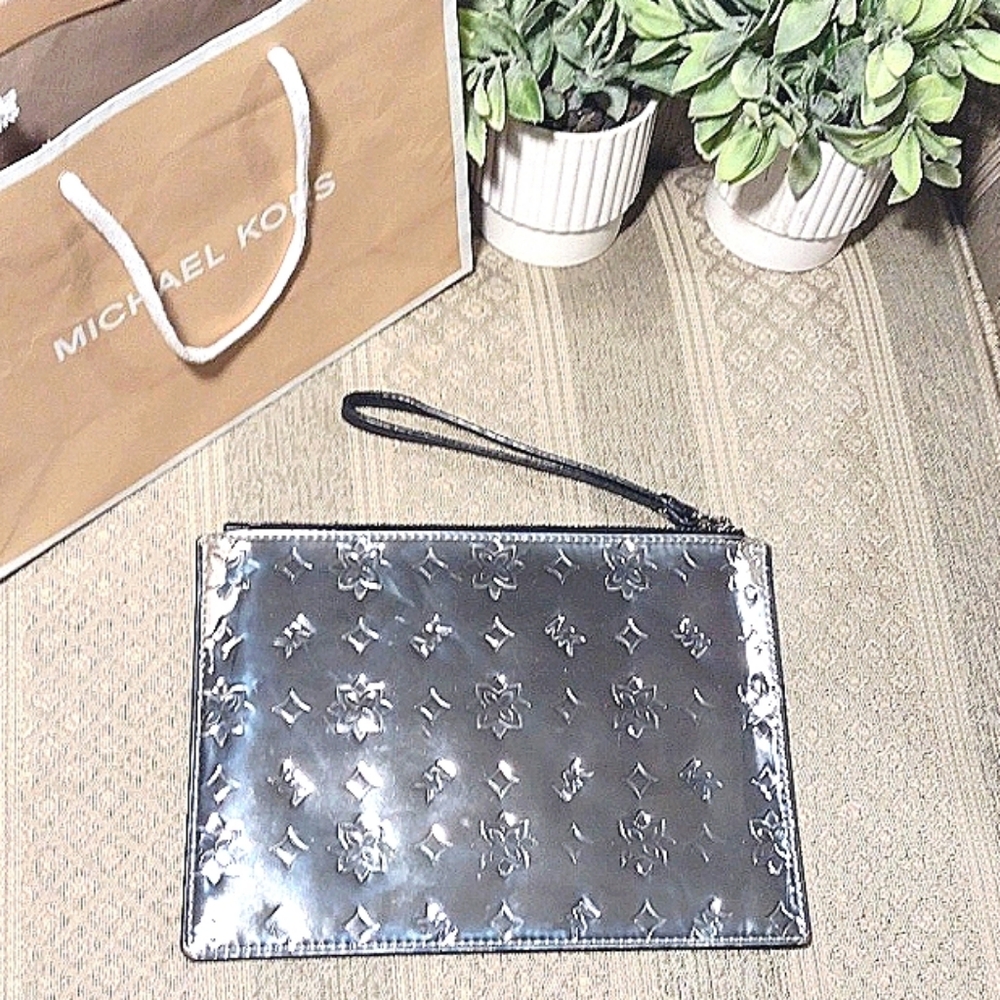 Michael Kors Jet Set Travel Wristlet Clutch in Foil Silver - Picture 4 of 16